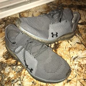MENS sz 10 UNDER ARMOUR SNEAKERS grey 1302479-101